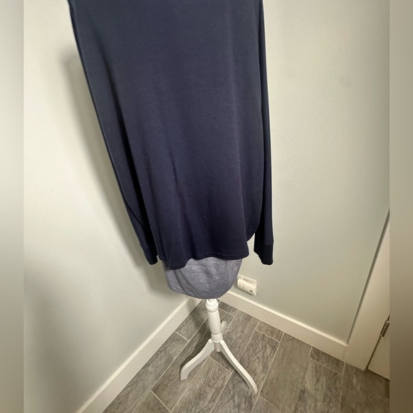 Vince Mixed media navy shirttail blouse  size Medium - Picture 7 of 16